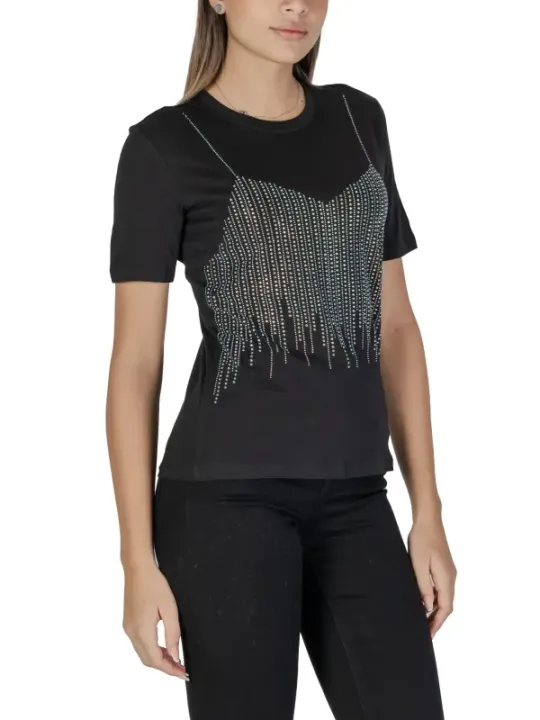 Schwarzes Pailletten-Tanktop, blonde Frau