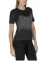 Schwarzes Pailletten-Tanktop, blonde Frau