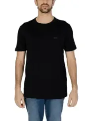 Mann trägt schwarzes BOSS T-Shirt