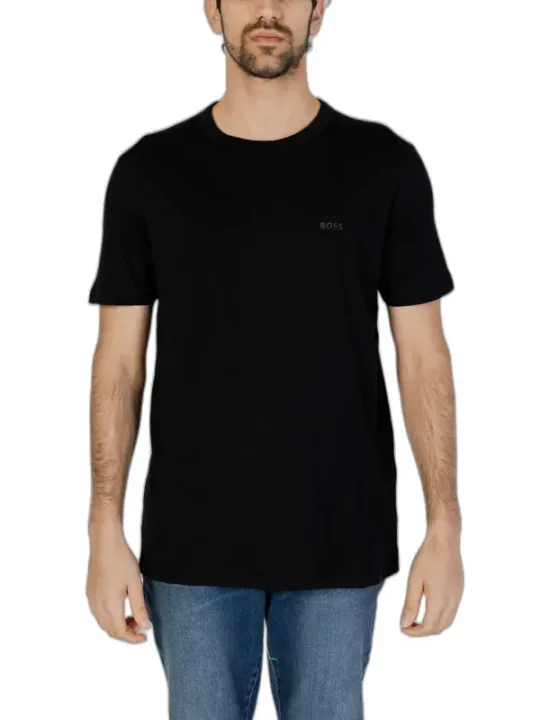 Mann trägt schwarzes BOSS T-Shirt