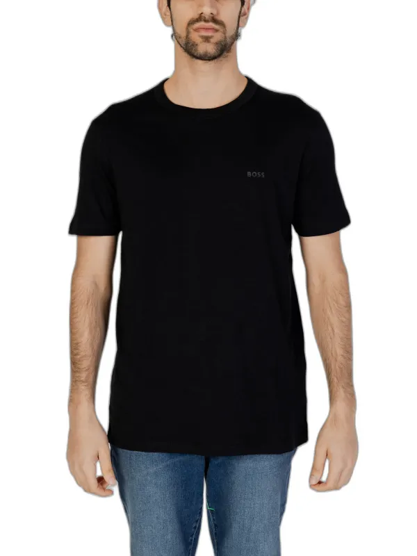 Mann trägt schwarzes BOSS T-Shirt