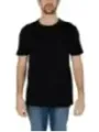 Mann trägt schwarzes BOSS T-Shirt
