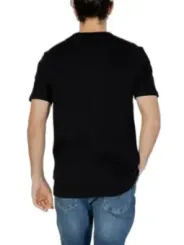 Mann trägt Boss 472374 T-Shirt