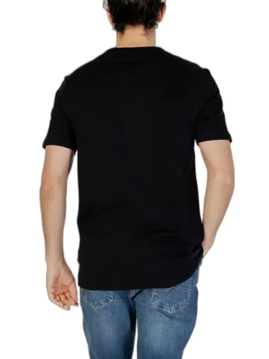 Mann trägt Boss 472374 T-Shirt
