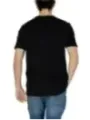 Mann trägt Boss 472374 T-Shirt