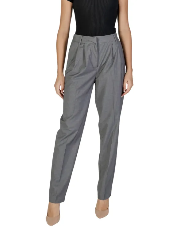 Graue Kinderhose im Vintage-Stil Graue Kinderhose im Vintage-Stil