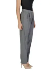 Graue Vila Stoffhose mit Absatzschuhen
