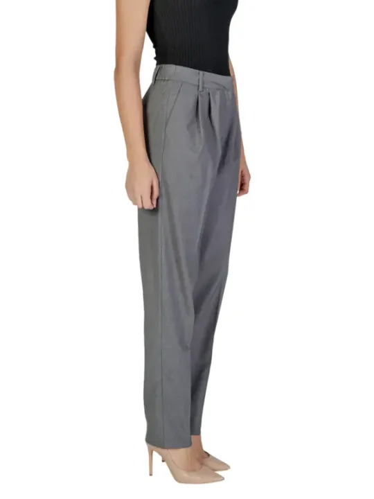 Graue Vila Stoffhose mit Absatzschuhen