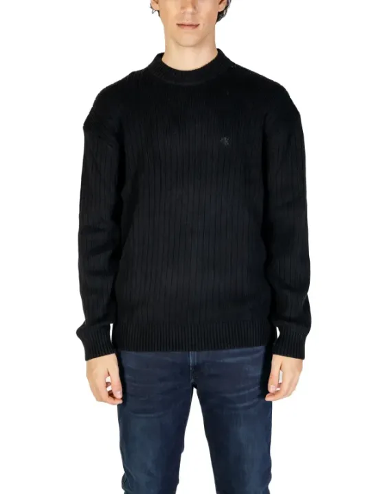 Mann trägt schwarzen Calvin Klein Pullover