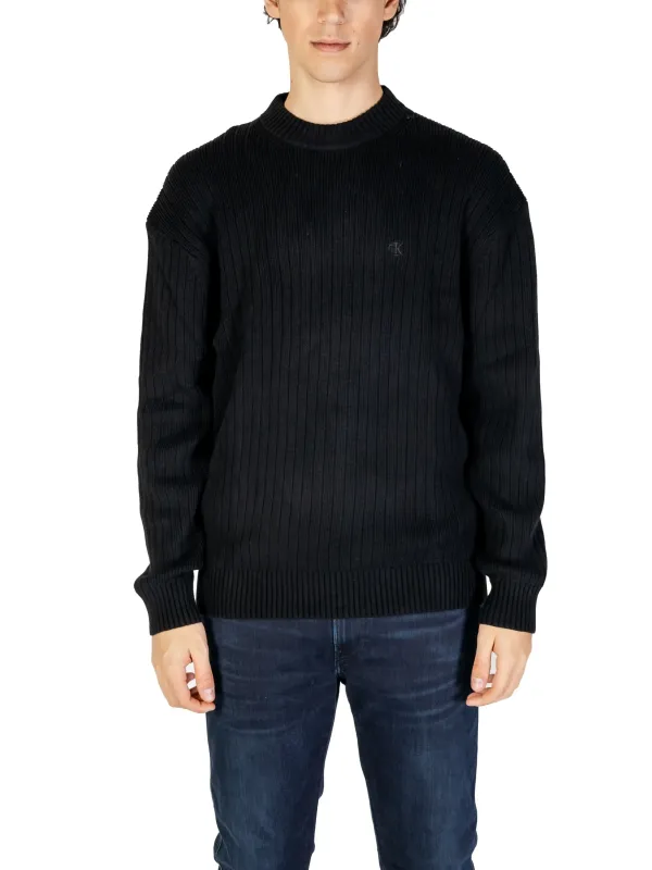 Mann trägt schwarzen Calvin Klein Pullover