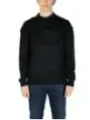 Mann trägt schwarzen Calvin Klein Pullover