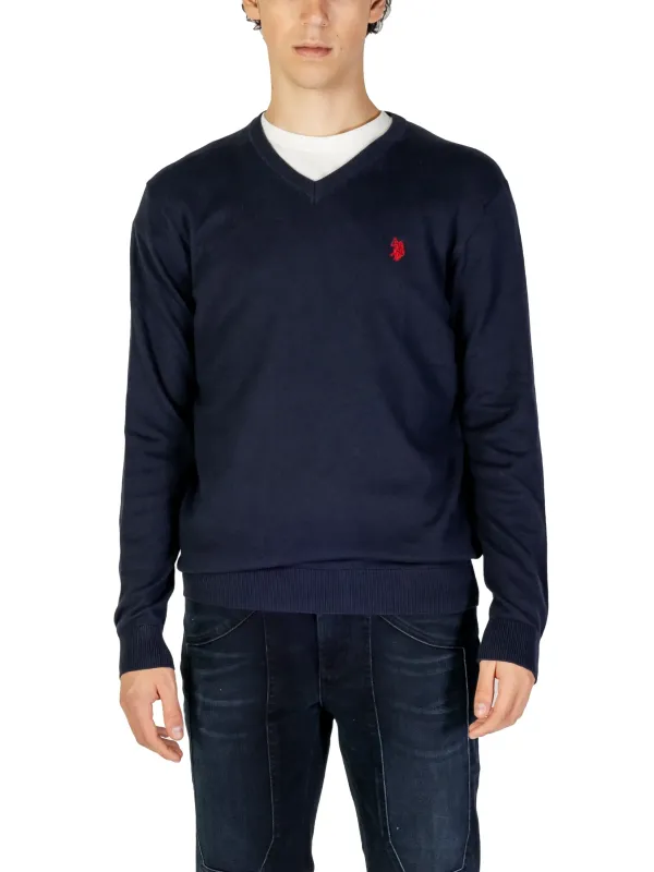 Mann trägt U.S. Polo Assn. Pullover Mann trägt U.S. Polo Assn. Pullover
