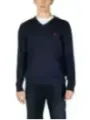 Mann trägt U.S. Polo Assn. Pullover