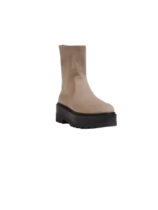 Braune Wildleder-Stiefel mit klobiger Sohle