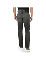 Männermodel trägt Diesel Jeans Schwarz