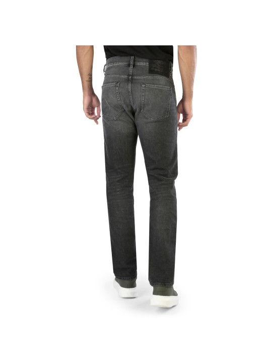 Männermodel trägt Diesel Jeans Schwarz