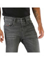 Männermodel trägt Diesel Schwarz Jeans