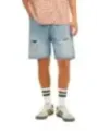 Rosa Totenkopf-Shirt Blaue Shorts