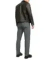 Männermodel in Lederjacke und Hose