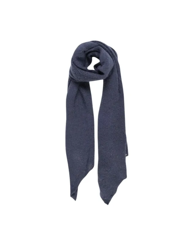 Grauer Strickschal gefaltet modern elegant Grauer Strickschal gefaltet modern elegant