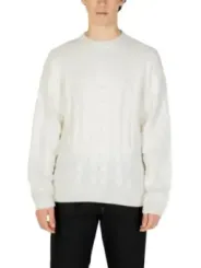 Weißer Strickpullover, klassischer Kabelstrick-Look