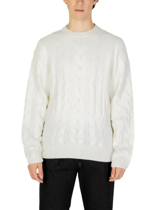 Weißer Strickpullover, klassischer Kabelstrick-Look