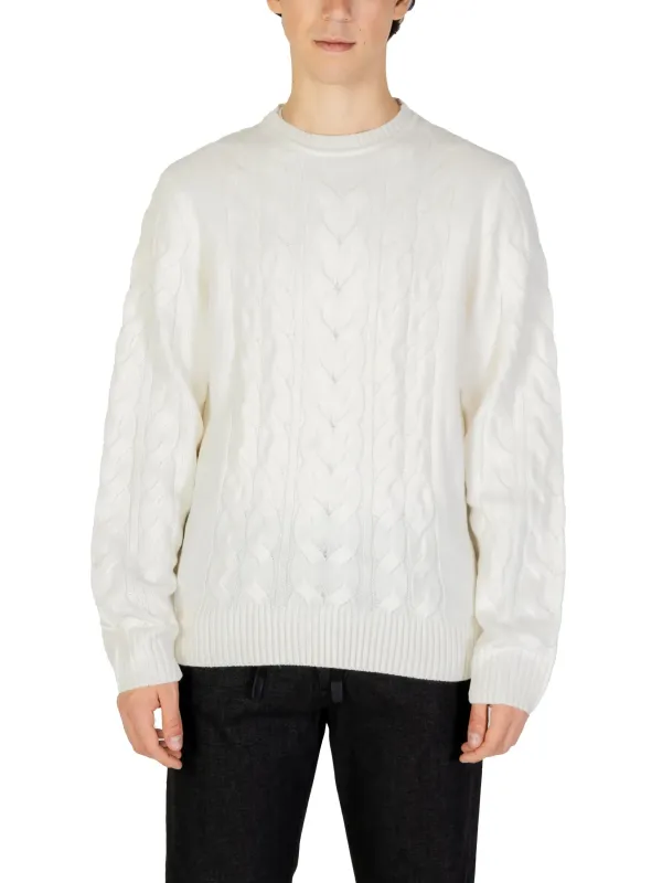 Weißer Strickpullover, klassischer Kabelstrick-Look Weißer Strickpullover, klassischer Kabelstrick-Look