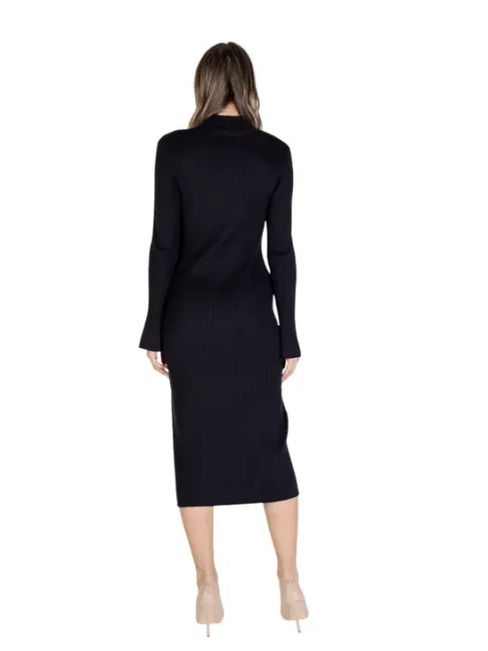 Schwarzes Rippstrick-Midikleid mit Ärmeln