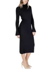 Schwarzes knielanges Wollkleid mit Ärmeln