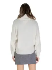 Cremefarbener Pullover mit grauem Rock