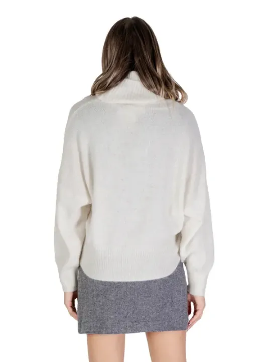Cremefarbener Pullover mit grauem Rock