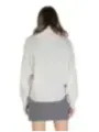 Cremefarbener Pullover mit grauem Rock
