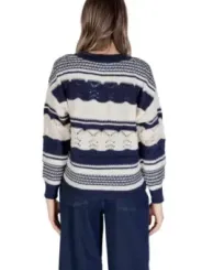 Gestrickter Pullover mit Wellenstreifen