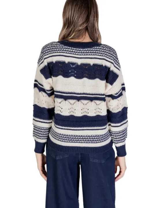 Gestrickter Pullover mit Wellenstreifen