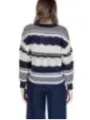 Gestrickter Pullover mit Wellenstreifen
