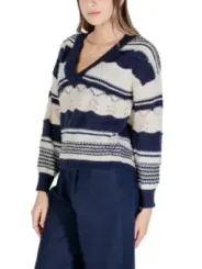 Gestrickter Pullover mit marineblauen Streifen