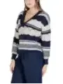 Gestrickter Pullover mit marineblauen Streifen