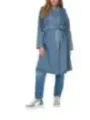 Blonde Frau in Denim-Outfit