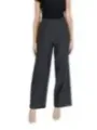 Graue Strickhose und Body anziehen