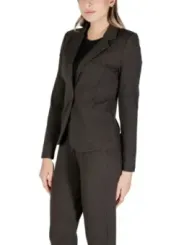 Dunkler karierter Damenanzug mit Blazer
