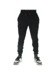Schwarze Jogginghose mit Sportschuhen