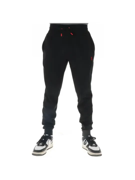 Schwarze Jogginghose mit Sportschuhen