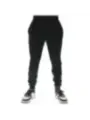 Schwarze Jogginghose mit Sportschuhen