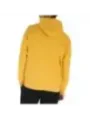 Gelber Kapuzenpullover, schwarze Hose