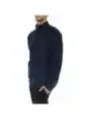 Mann trägt navy Golfpullover