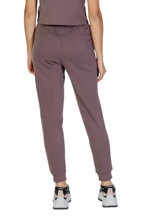 Rosefarbene Hose und weiße Sneaker