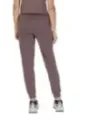 Rosefarbene Hose und weiße Sneaker
