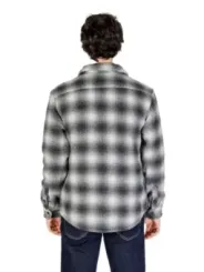 Mann trägt kariertes Hemd Jeans
