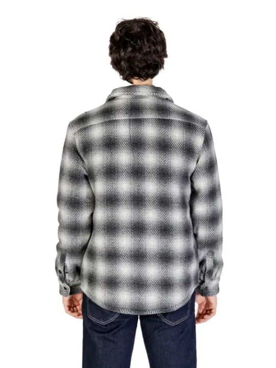 Mann trägt kariertes Hemd Jeans