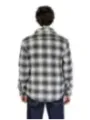 Mann trägt kariertes Hemd Jeans
